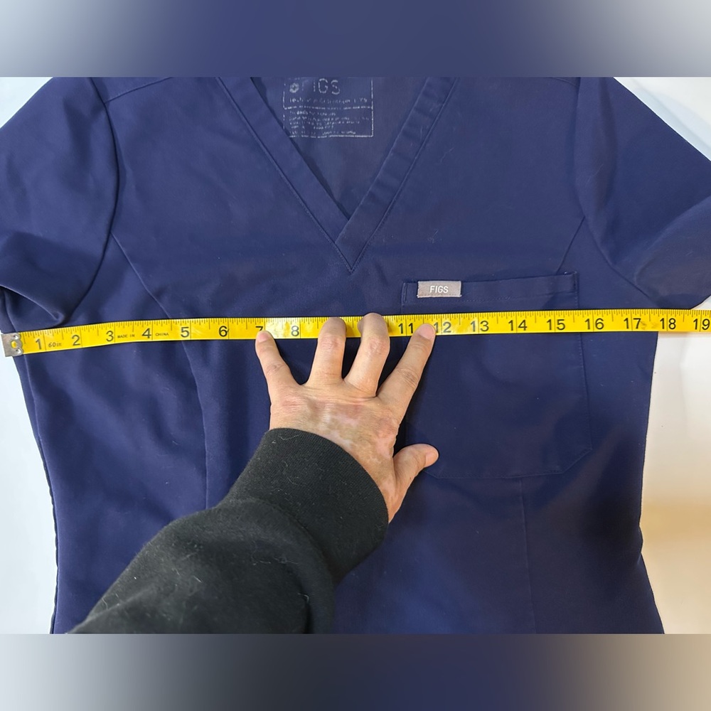 FIGS Women's Catarina One-Pocket Scrub Top in Navy X-Small (see measurements) - Picture 6 of 9